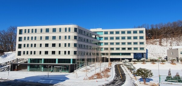 21일 온라인 준공식을 가진 한국교통대 '스마트ICT관' 전경. 사진=한국교통대 제공