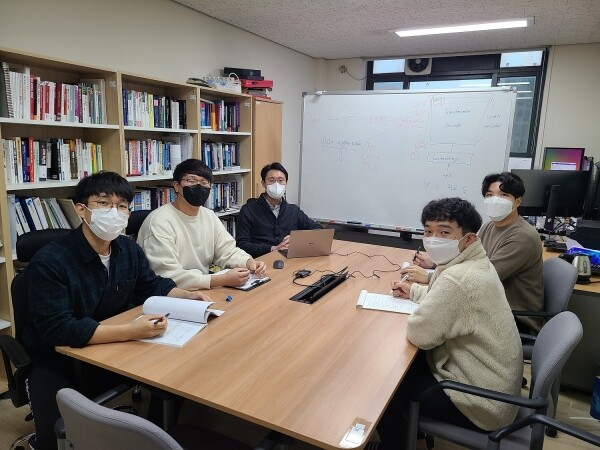 NISP 연구실 구성원(좌로부터 이현규 박사과정, 이지학 석사과정, 최영석 교수, 김진환 석박통합과정, 박진오 석사과정). 사진=광운대 제공