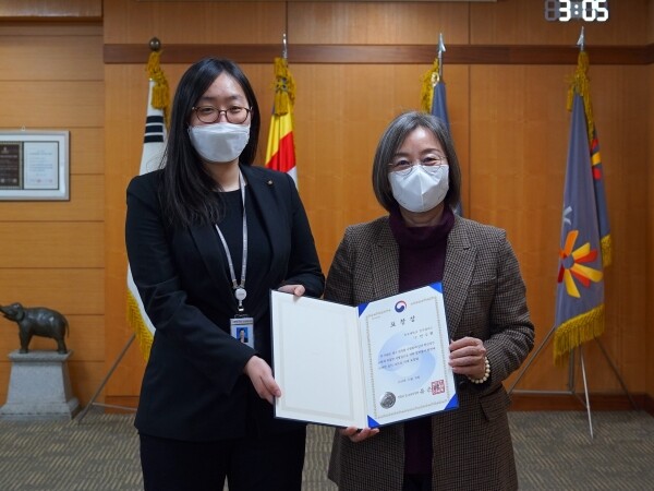 (왼쪽부터) 동국대 경주캠퍼스 직원 전수현 씨와 이영경 동국대 경주캠퍼스총장이 기념촬영을 하고 있다. 사진=동국대 제공