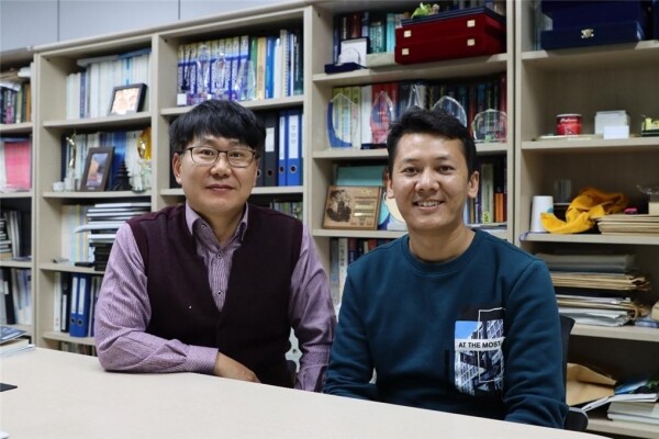 박재영 교수(좌)와 푸카르 박사과정(우). 사진=광운대 제공