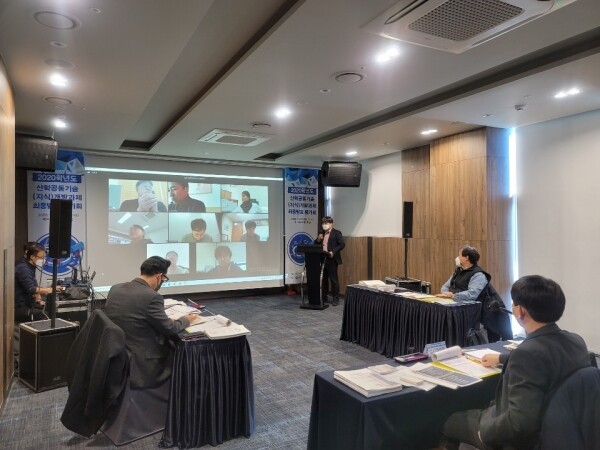 지난 28일 부산 사하구 하단동 레이어스호텔 중연회장에서 열린 ‘동아대 LINC+사업단 2020 4차년도 산학공동 기술(지식)개발과제 최종발표평가’ 모습. 사진=동아대 제공