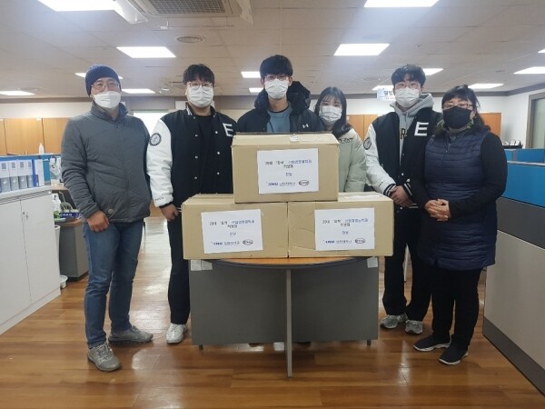 강원대학교 산업경영공학전공 학생들이 12월 23일, 29일 두 차례에 걸쳐 삼척시 취약계층 여성 청소년을 위해 여성 위생용품을 구매해 삼척종합사회복지관에 전달했다. 사진=강원대 제공