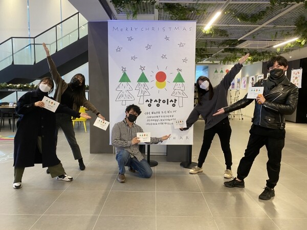 동아대 산업디자인학과 김재홍(가운데) 교수와 학생들이 전시회 현장에서 기념촬영을 하고 있다. 사진=동아대 제공