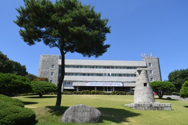 연암공과대학교는 재학생들이 진주지역 소상공인연합회 산하 회원사들에 ‘어플리케이션(이하 앱)’ 제작 재능기부를 했다고 5일 밝혔다. 사진=연암공대 제공