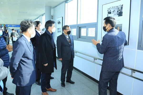 원광대 박맹수 총장(오른쪽에서 두 번째)이 익산역을 사진 전시장 방문해 사진을 둘러보고 있다. 사진=원광대 제공