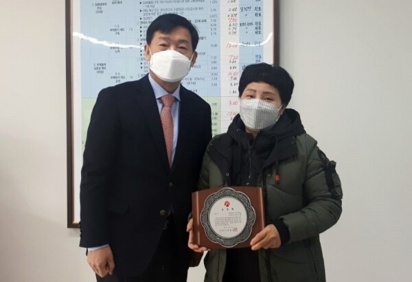광주대 한국어교육학과 재학 중인 김도연(오른쪽) 씨와 광주광역시 감사위원회 이갑재 감사위원장. 사진=광주대 제공