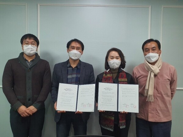 연세대 미래캠퍼스 HK+사업단과 한국여성독립운동연구소는 12일 근대한국학 연구의 지평 확장과 양 기관의 공동사업을 추진하기 위한 업무협약을 맺었다. (사진 왼쪽부터)연세대 미래캠퍼스 HK+사업단 손동호 연구교수, 정대성 교수, 한국여성독립운동연구소 심옥주 소장, 서울대 청소년교양교육센터 박영하 선임연구원. 사진=연세대 미래캠퍼스 제공