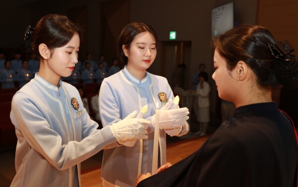 간호학과 학생들이 나이팅게일 선서식에 참여한 모습 사진=경남과기대 제공