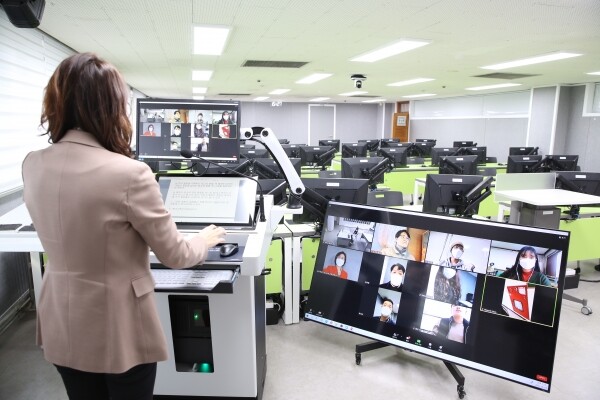 'KNU 미래교육센터'에 개설된 원격스마트교실. 사진=강원대 제공