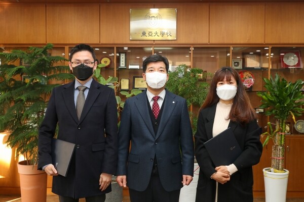 동아대 이해우(가운데) 총장이 교육부장관 표창을 받은 정성원(맨 왼쪽) 팀장, 공미정 직원과 기념촬영을 하고 있다. 사진=동아대 제공
