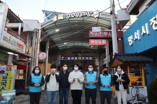 창원대가 명서시장에 프로젝트 제작품을 전달했다. 사진=창원대 제공