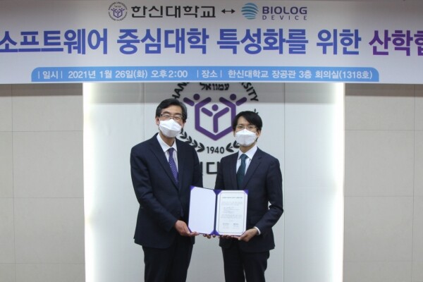 한신대 연규홍 총장과 ㈜바이오로그디바이스 이재선 대표가 지난 26일 협정서를 들고 기념촬영을 하고 있다. 사진=한신대 제공
