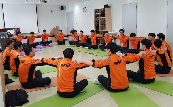 서울 소방학교에서 진행된 해피아트테라피 프로그램에 참여한 소방관들. 사진=동덕여대 제공