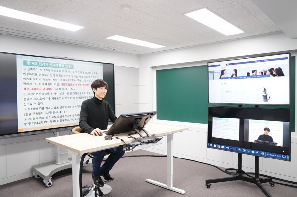 영남이공대 교수학습센터 최영오 센터장이 Y-Contents 스튜디오에서 온라인 강의 영상을 촬영하고 있다. 사진=영남이공대 제공