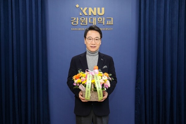 강원대학교 김헌영 총장이 3일 코로나19 확산에 따른 매출 감소로 어려움을 겪고 있는 화훼농가를 돕기 위한 ‘플라워 버킷 챌린지’ 캠페인에 참여했다. 사진=강원대 제공