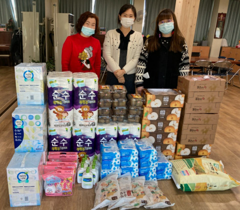 3일 국립한국농수산대학이 설을 앞두고 따뜻한 사회 분위기 조성과 나눔·기부 문화 확산을 위해 지역 내 사회복지시설에 대한 위문 행사를 진행했다. 사진=한농대 제공