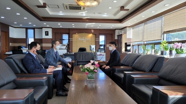 창원대는 범한산업㈜를 방문해 지역사회와 더불어 지속 가능한 동반성장을 위한 산학협력 방안에 대해 논의했다. 사진=창원대 제공