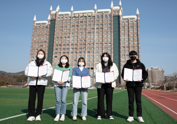 한국생산성본부 회장상을 수상한 광주대 세무경영학과 학생들. 사진=광주대 제공