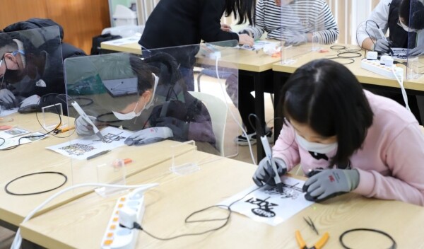 목포대 남악메이커페이스가 목포시장애인종합복지관에서 취약계층 청소년을 대상으로 3D펜 교육을 진행했다.