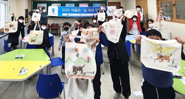 전주대 박물관이 초등학생들 대상으로 '길 위의 인문학' 프로그램을 진행하고 있다. 사진=전주대 제공