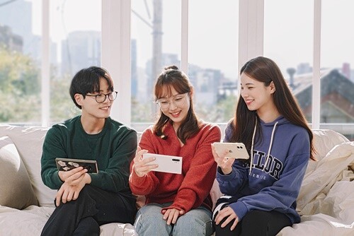 숭실사이버대 학생들이 스마트폰을 통해 동영상을 시청하고 있다. 사진=숭실사이버대 제공