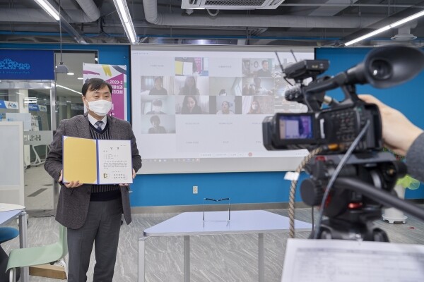 노광현 창의융합교육원장이 온라인으로 시상식을 진행하고 있다. 사진=한성대 제공