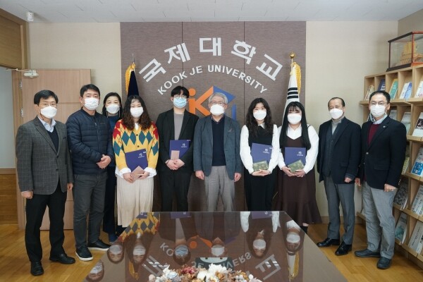 KJ인성인증서를 받은 학생들이 수여식 후 기념촬영하고 있다. 사진=국제대 제공
