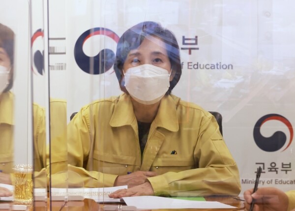 유은혜 부총리 겸 교육부장관이 21일 정은경 질병관리청장과 영상회의를 갖고 신학기 대비 학교방역 등 막바지에 접어든 개학준비 내용을 점검하고 있다. 사진=교육부 제공