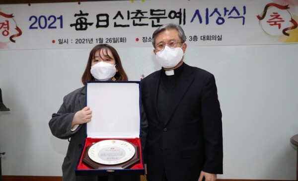 동덕여대 문예창작과 13학번 김진희 졸업생(왼쪽)이 지난달 26일 신문문예 당선 기념식에서 매일신문 관계자와 기념촬영을 하고 있다. 사진=동덕여대 제공