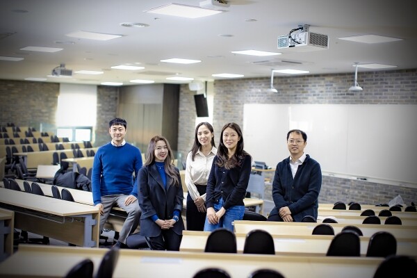 경희대 한의과대학 학부생으로 구성된 김봉이 교수 연구팀이 자궁경부암 치료에 좋은 한약물 기전을 정리했다. 이번 논문에는 경희의료원 한방병원 박승혁 교수와 한의학과 김민선 씨가 제1저자로 이름을 올렸다. (왼쪽부터) 한의학과 김봉이 교수, 이소미·정우진·김민선 씨, 한방병원 박승혁 교수. 사진=경희대 제공