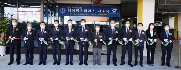 23일 열린 연세대 국제캠퍼스 '메이커스페이스 i7' 개소식 테이프 커팅 모습. (사진 왼쪽부터) 유필우 인천-연세대(국제캠퍼스) 발전자문위원회 위원장, 이원재 인천경제자유구역청장, 김희철 인천광역시의회 산업경제위원, 임동주 인천광역시의회 산업경제위원장, 박남춘 인천광역시장, 서승환 연세대 총장, 권명중 연세대 미래캠퍼스부총장, 김동훈 연세대 행정·대외부총장, 하연섭 연세대 국제캠퍼스부총장, 박충묵 인천테크노파크 일자리창업본부장, 강연아 연세대 메이커스페이스사업단 부단장, 김갑성 연세대 기획실장. 사진=연세대 제공