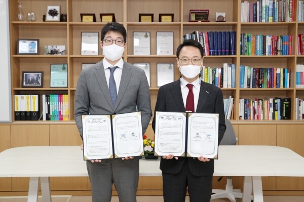 강원대학교와 ㈜지평주조는 24일 강원대 누룩연구소에서 ‘양조연구센터 설립 및 술산업 육성’을 위한 협약을 체결하고, 현판식을 개최했다. 사진=강원대 제공