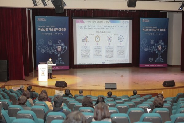 경복대학교 혁신지원사업단과 LINC+사업단은 지난 23일 남양주캠퍼스 문화관 우당아트홀에서 2020학년도 혁신지원사업 및 LINC+사업 성과공유 및 확산을 위한 ‘KBU성과포럼’을 개최했다. 사진=경복대 제공