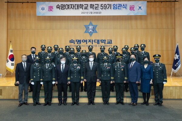숙명여대 백주년기념관 삼성컨벤션센터에서 열린 숙명여대 학군단 59기 임관식에서 서욱 국방부 장관, 강선영 항공작전사령관과 학군단 후보생 등 관계자들이 기념사진을 찍고 있다. 사진=숙명여대 제공