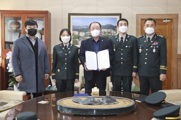 광주대 학군단 고주원 동문회장(왼쪽 첫 번째) 등이 김혁종 총장(가운데)에게 모교 발전과 후배양성을 위한 발전기금 100만 원을 전달했다. 사진=광주대 제공