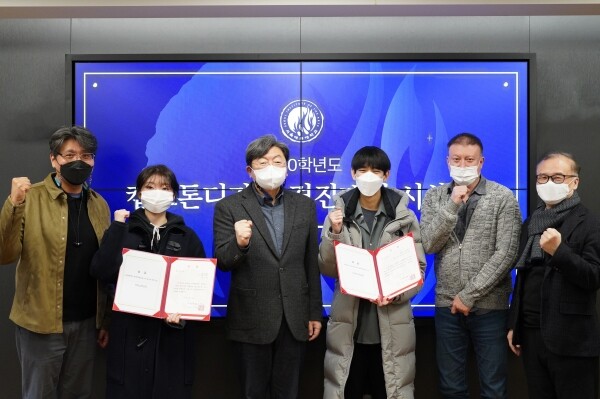 2020학년도 캡스톤디자인 경진대회 시상식에서 이남식 총장을 비롯한 대학 관계자들과 수상자들이 기념촬영하고 있다. (사진 왼쪽부터) 김계원 산학협력처장, 디지털아트 전공 황지현 씨, 이남식 총장, 디지털아트전공 이현우 씨, 유태균 교학부총장, 오창일 경영부총장. 사진=서울예대 제공