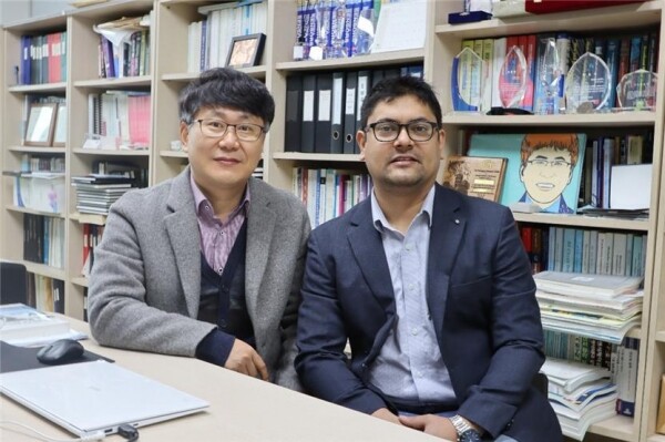 박재영 교수(좌)와 아스호크 박사과정. 사진=광운대 제공