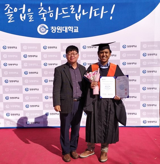 창원대 정보통신공학과 리프키 씨가 졸업기념사진을 촬영하고 있는 모습. 사진=창원대 제공