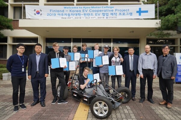아주자동차대학이 교육부 ‘교육국제화역량인증제 인증대학’에 선정됐다. 사진은 핀란드 학생 대상 전기차 교육과정 모습. 사진=아주자동차대학 제공