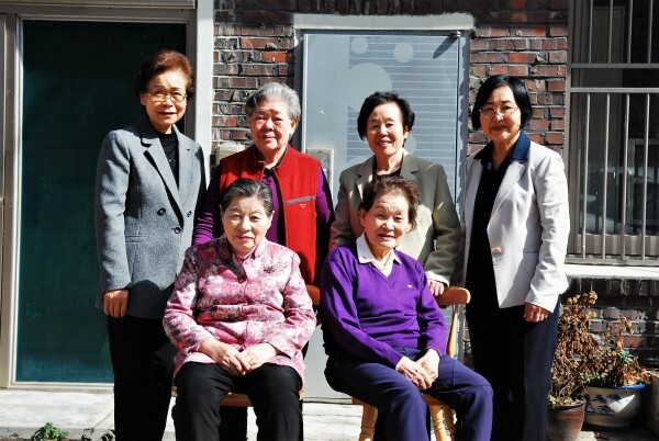 한일장신대에 발전기금을 기탁한 (왼쪽부터 시계방향으로)양승자, 김애자, 김한희, 강산순, 황경순, 황인복 동문 사진. 사진=한일장신대 제공한일여성복지관에 거주중인 여성 동문들. 아래 오른쪽부터 시계방향으로 양승자, 김애자, 김한희, 강상순, 황경순, 황인복 동문.