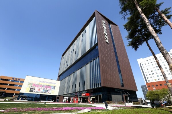 영남이공대학교는 지난해 등록금 반환 특별장학금 지원액 13억3900만원을 학생에게 지원해 전국 전문대학교 중 4위를 차지했다. 영남이공대 천마스퀘어 전경. 사진=영남이공대 제공