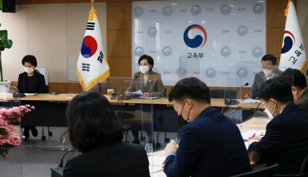 24일 열린 제18차 ‘교육신뢰회복추진단 회의’에서 유은혜 부총리 겸 교육부장관이 모두발언을 하고 있다. 사진=교육부 제공