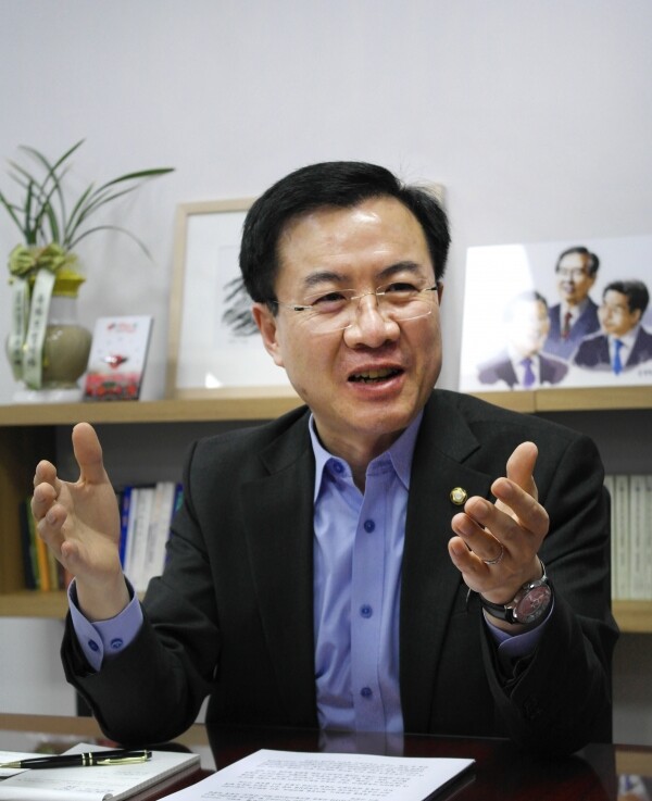 윤영덕 의원은 “코로나19로 대한민국 교육의 문제가 적나라하게 드러났고, 우리 교육이 어떻게 변화하고, 어느 방향으로 가야 할 것인지 확인하고 있다”며 “교육격차 해소, 사학개혁, 공교육 및 고등교육 혁신으로 교육의 질을 개선하는데 집중해 교육위원회 위원으로서 의정활동을 해 나가겠다”고 밝혔다.