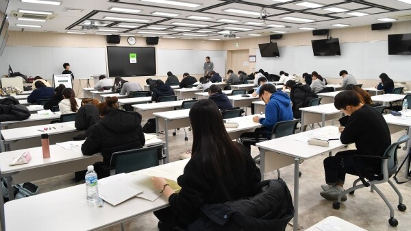 건국대에서 논술고사를 진행 중인 모습. 위 사진은 특정한 내용과 상관 없음. 사진=건국대 제공