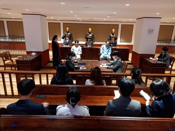 지난 26일 경복대 공연예술학과 학생들은 남양주 ‘이석영광장 & REMEMBER 1910’의 개관식에서 친일파를 심판하는 반민족행위처벌 특별 역사법정 창작극을 공연했다. 사진=경복대 제공