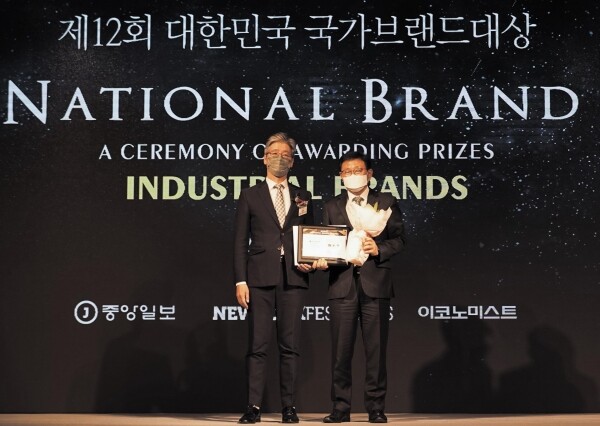 아주자동차대학은 지난 2일 서울 롯데호텔에서 열린 2021 국가브랜드 대상 시상식에서 특성화 대학부문 대상을 수상했다. 박병완 총장(우)이 대상 기념 촬영을 하고 있다. 사진=아주자동차대 제공