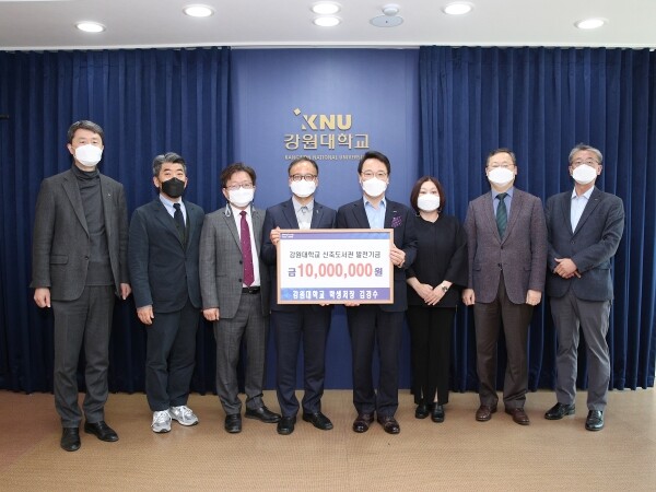 강원대학교 김경수 학생처장(생물자원과학부 교수)은 5일 ‘강원대학교 신축도서관 네이밍 캠페인’에 동참해 대학발전기금으로 1천만원을 전달했다. 사진=강원대 제공