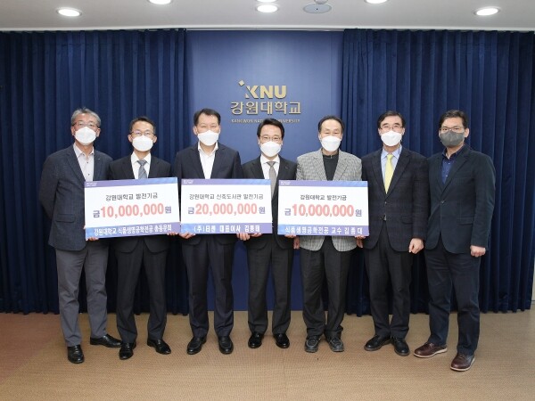 강원대학교 농업생명과학대학 식품생명공학전공 졸업생과 교수가 6일 대학발전기금으로 4천만원을 전달했다. 사진=강원대 제공
