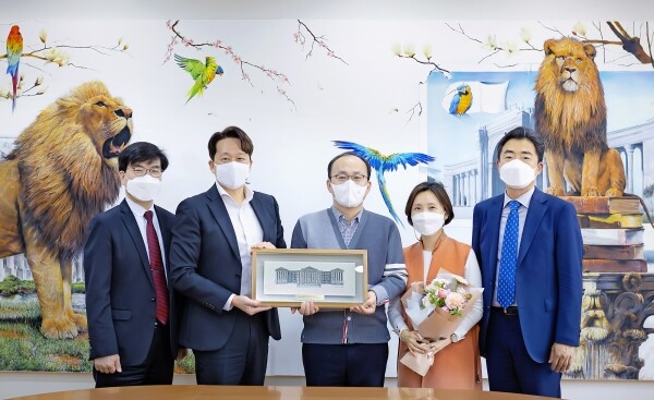 경희대 치과대학 졸업생 임해수 씨(이탑치과 대표원장, 치과대학 98학번)가 치과대학 Global Trust 기금 2천만 원을 기부했다. (왼쪽부터) 기부식에 참석한 대외협력처 박성화 팀장, 윤여준 처장, 임해수 씨, 임 씨의 배우자 윤정인 씨, 치과대학 정종혁 학장. 사진=경희대 제공