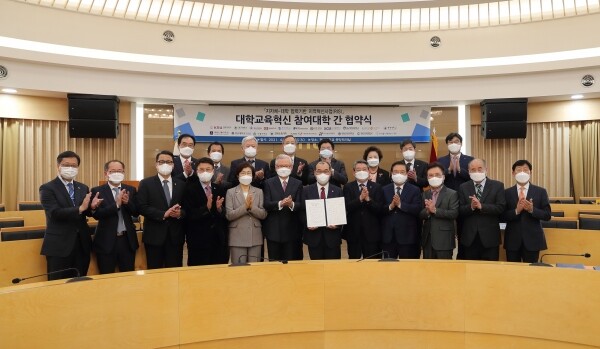 20개 대구‧경북지역 대학이 손잡고 지역 산업에 맞는 혁신 인재 양성을 위한 ‘대구경북혁신대학’ 설립 추진에 나선다. 20개 대학은 7일 경북대 본관 중앙회의실에서 참여대학 간 협력을 위한 업무협약을 체결했다. 사진=경북대 제공